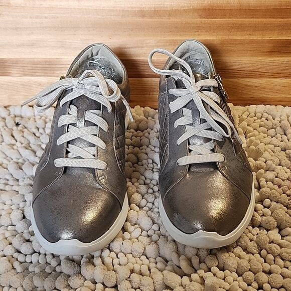 MUNRO EMMIE SILVER QUILTED LACE-UP SNEAKERS WOMAN SIZE 9.5 NWOB - Picture 2 of 16